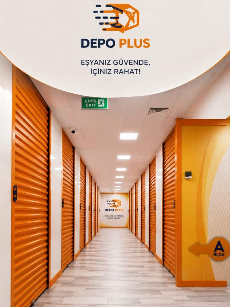 Depo Plus+ tesisinde acil çıkışlı iç depo koridoru